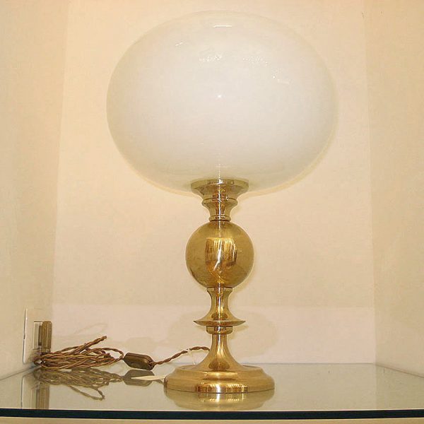 Lampada in ottone con opaline bianca lucida Francia anni '50 della "Nuovi Lumi Antichi" di Claudio Pascucci