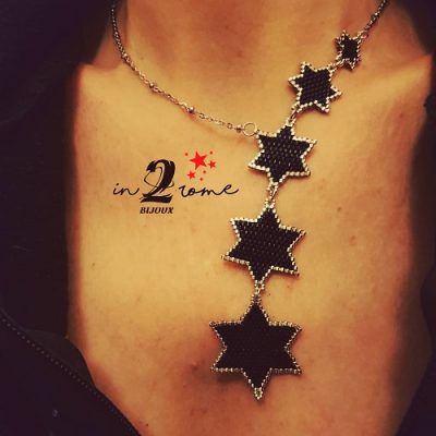 Collana di In2Rome, fatta di una serie di ciondoli raffiguranti stelle a sei punte nere dal bordo argenteo